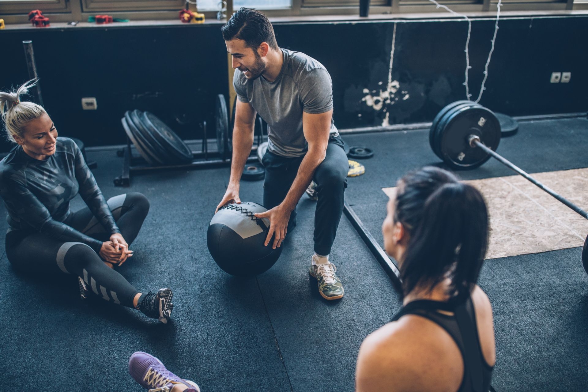 How do resistance band exercises help in improving muscular endurance?