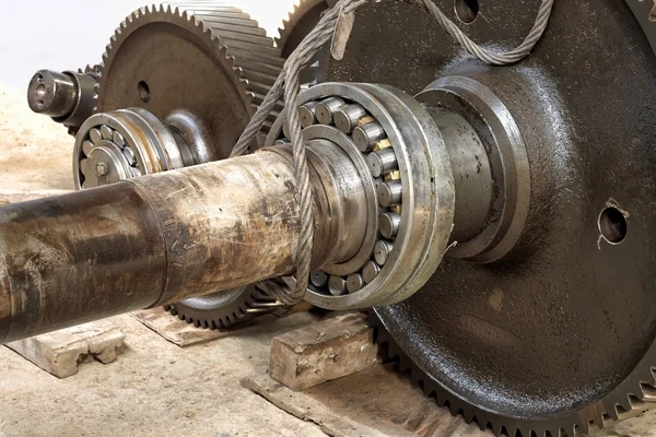 What are the common signs of gear lubrication system failure to look out for?